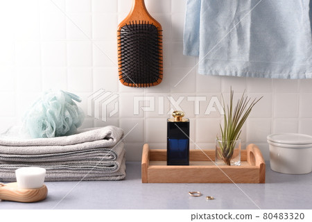 帶香水瓶的浴室景觀 帶香水瓶的浴室景觀 80483320