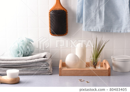 帶護膚瓶的浴室景觀 80483405