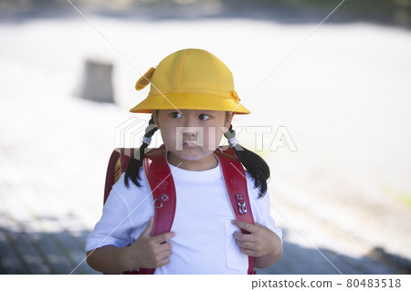 一臉焦急的小學生 一臉焦急的小學生 80483518