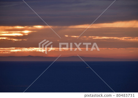 Photographing the scenery of the sunset and the fishing fire that began to light in Otobe-cho, Hokkaido in the summer 80483731