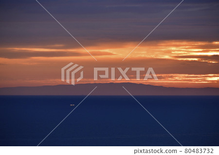 拍攝夏天北海道音部町的夕陽和開始點起的漁火的景色 80483732