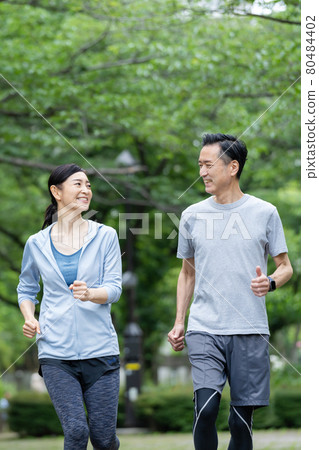 Jogging middle couple Jogging middle couple 80484402