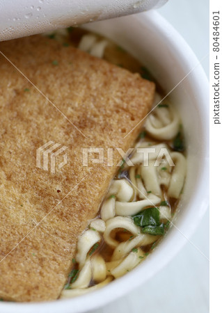 泡麵 Fox 烏龍麵在熱水中浸泡 3 分鐘 80484601