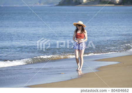 夏天在北海道音部町海岸拍攝身著泳裝、戴著草帽的女子的肖像 夏天在北海道音部町海岸拍攝身著泳裝、戴著草帽的女子的肖像 80484662