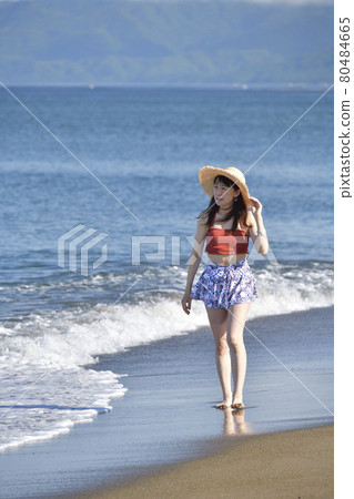 夏天在北海道音部町海岸拍攝身著泳裝、戴著草帽的女子的肖像 80484665