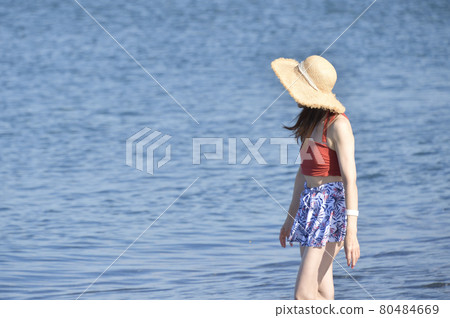 夏天在北海道音部町海岸拍攝身著泳裝、戴著草帽的女子的肖像 夏天在北海道音部町海岸拍攝身著泳裝、戴著草帽的女子的肖像 80484669