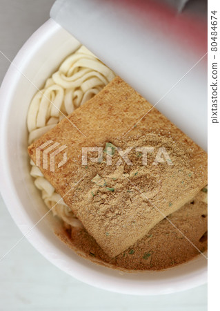 加入熱水前的 Fox 泡麵 80484674