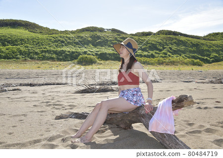 夏天在北海道音部町海岸拍攝身著泳裝、戴著草帽的女子的肖像 夏天在北海道音部町海岸拍攝身著泳裝、戴著草帽的女子的肖像 80484719