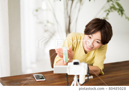 一個女人在鏡頭前推薦化妝品 80485028