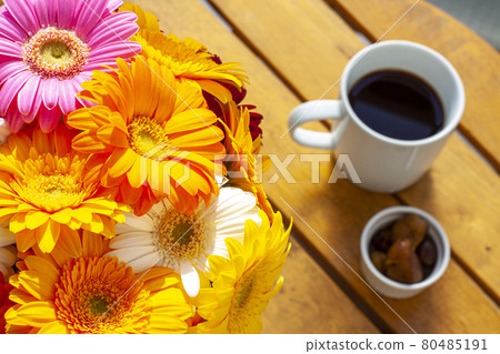 花束和下午茶時間圖片素材 花束和下午茶時間圖片素材 80485191