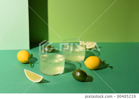 風景與清涼的飲料 80485219