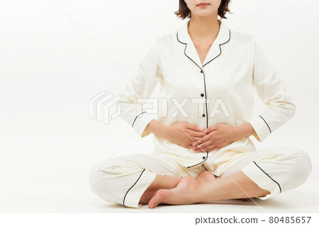 一個穿著睡衣的女人壓著肚子 一個穿著睡衣的女人壓著肚子 80485657