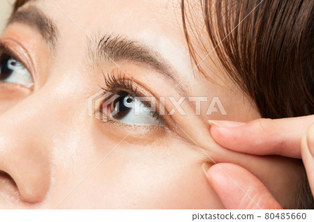 A woman who pinches the corners of the eyes. A woman who pinches the corners of the eyes. 80485660