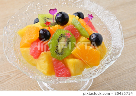 Assorted fruits (desserts, fruits, pineapples, kiwis, oranges, pink grapefruits, grapes) 80485734