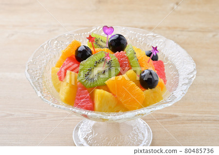 Assorted fruits (desserts, fruits, pineapples, kiwis, oranges, pink grapefruits, grapes) 80485736