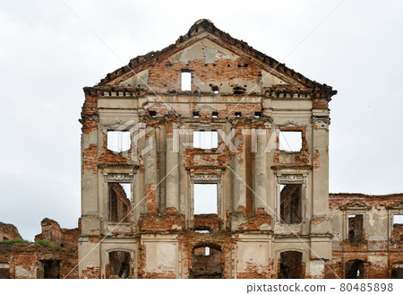 Facade of an old ruined palace Facade of an old ruined palace 80485898