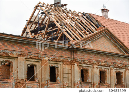 Restoration of the roof of an old ruined palace 80485899