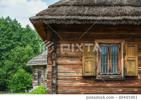 Peasant wooden house with thatched roof 80485901