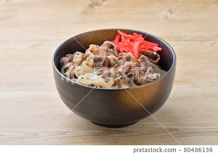 使用國產雜交牛肉的切塊手工製作的牛肉蓋飯。洋蔥、魔芋絲、醃姜。 80486136