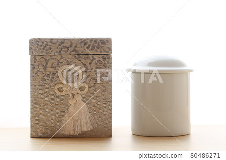 Ashes and urns Ashes and urns 80486271