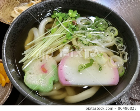 在老字號烏冬面餐廳享用午餐 80486825
