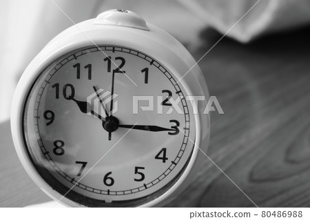 Fashionable round white alarm clock 80486988