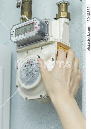 hand checking gas consumption rate, meter 80488264