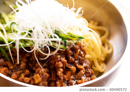 冷面和溫肉味噌豆瓣醬罐頭罐面 冷面和溫肉味噌豆瓣醬罐頭罐面 80490572