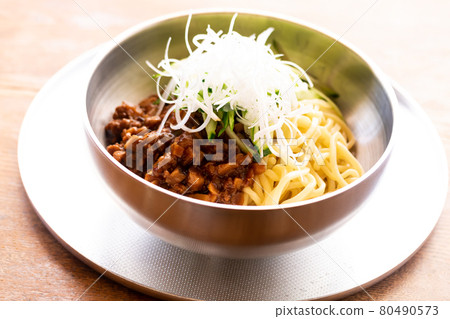 冷面和溫肉味噌豆瓣醬罐頭罐面 冷面和溫肉味噌豆瓣醬罐頭罐面 80490573