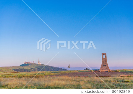 （長野縣）Utsukushigahara高原：被晨光照亮的美麗塔 80492849
