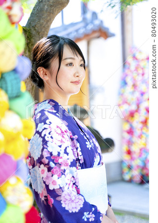 穿著浴衣在京都觀光的女性 80493020