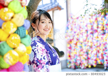 A woman sightseeing in Kyoto in a yukata 80493023