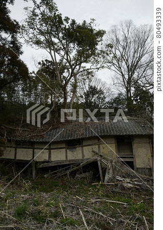 Abandoned house Abandoned house 80493339