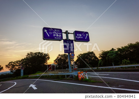 Shibukawa Ikaho Interchange (Kanetsu Expressway) shining in the morning sun 80494941