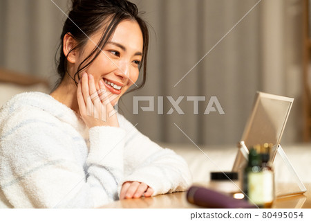 年輕女子在夜間檢查皮膚 年輕女子在夜間檢查皮膚 80495054