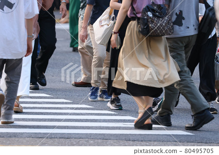 People flow and crowds: The crowds in the city 80495705