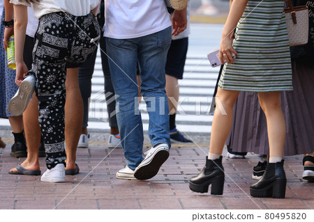 People flow / crowding, pedestrian crossing, cityscape 80495820