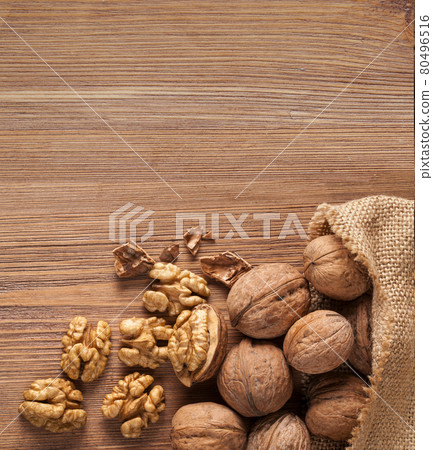 Walnut kernels and whole walnuts 80496516