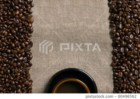 Coffee beans and Coffee cup on a burlap background Coffee beans and Coffee cup on a burlap background 80496562