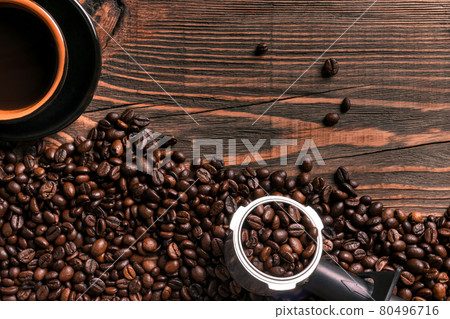Coffee cup and beans frame on wooden table 80496716