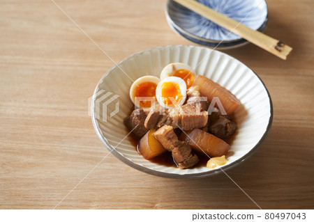 Stewed pork and simmered radish 80497043