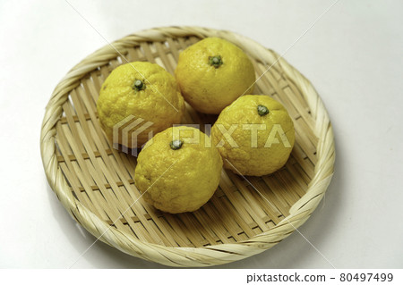 Fragrant fresh yuzu 80497499