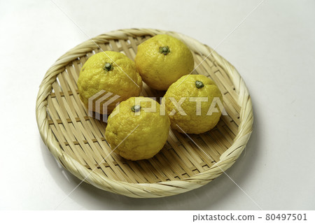 Fragrant fresh yuzu 80497501