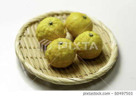 Fragrant fresh yuzu 80497503