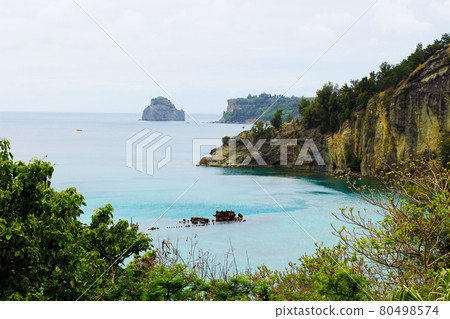 沉船所在的小笠原市父島的堺浦海水浴場 沉船所在的小笠原市父島的堺浦海水浴場 80498574