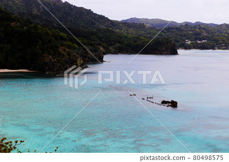 沉船所在的小笠原市父島的堺浦海水浴場 沉船所在的小笠原市父島的堺浦海水浴場 80498575