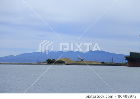 Mt. Tara seen from Miike Port, Omuta City Mt. Tara seen from Miike Port, Omuta City 80498972