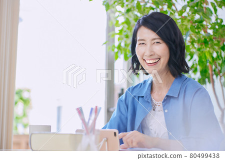 客廳上網的中年女性 80499438