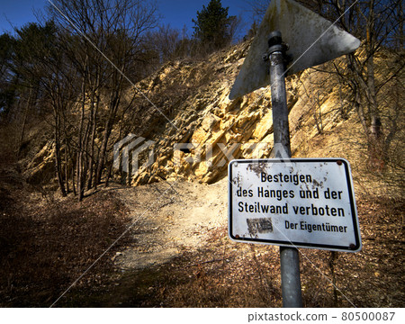 Sign with the German inscription: Climbing the slope and steep face forbidden, in front of an old limestone quarry 80500087