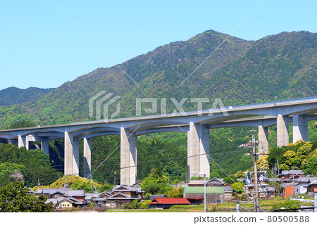 Bridges and Suzuka Mountains on the Shin-Meishin Expressway as seen from the Noto district of Kameyama City, Mie Prefecture Bridges and Suzuka Mountains on the Shin-Meishin Expressway as seen from the Noto district of Kameyama City, Mie Prefecture 80500588